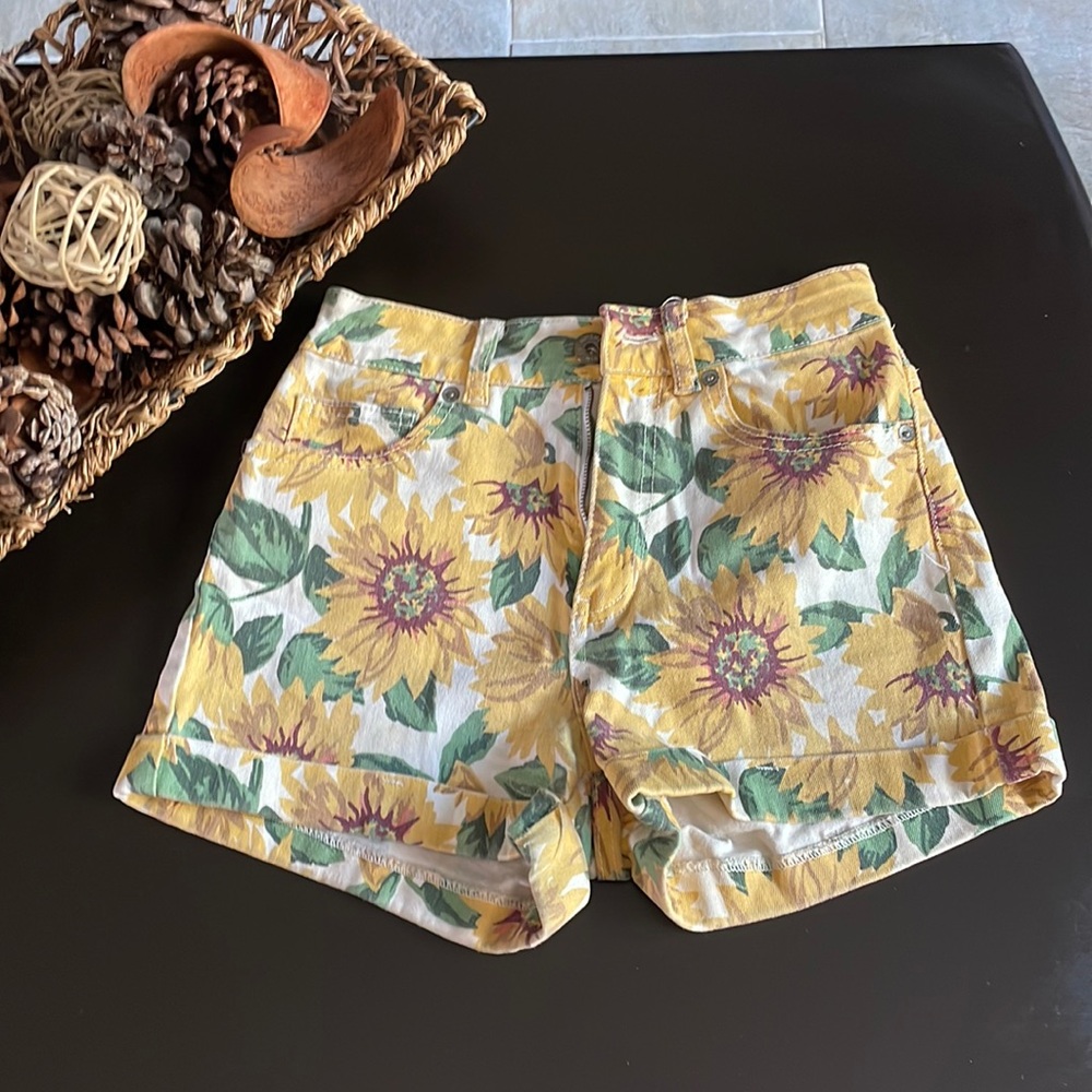 Bullhead high waisted sunflower mom short